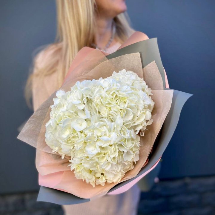 Букет из трёх белых гортензий в Хабаровске