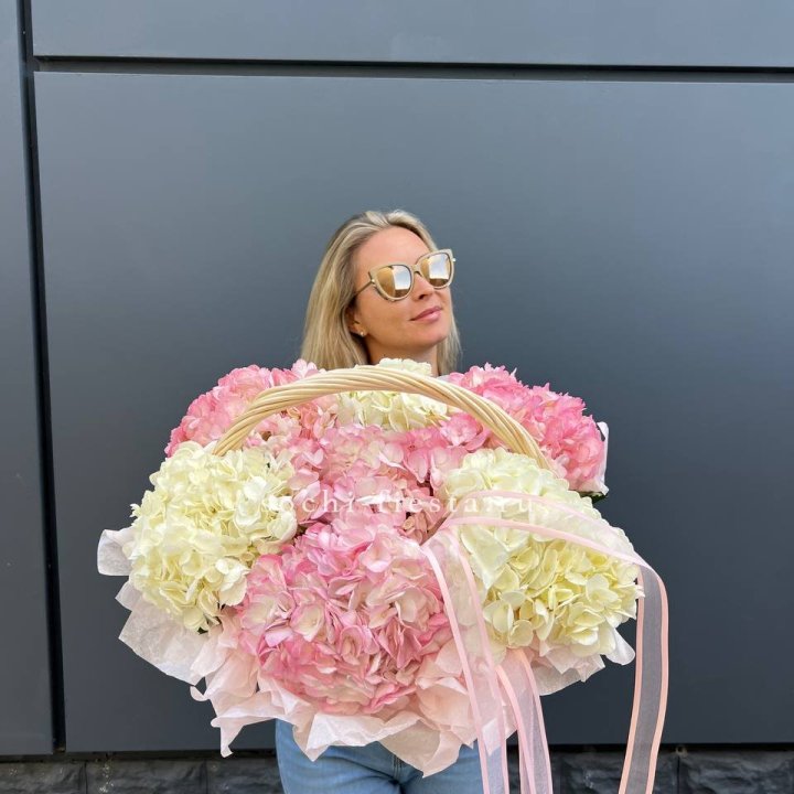 7 гортензий в корзине в Хабаровске