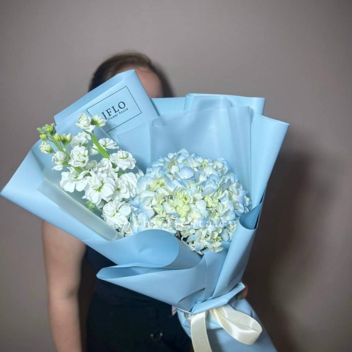 Гортензия голубая с маттиолой в Хабаровске