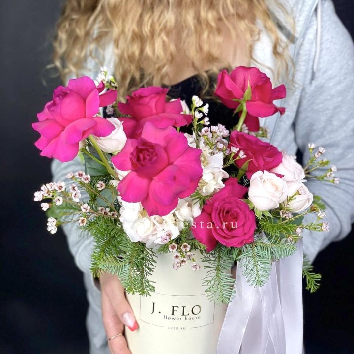 Новогодняя композиция в коробке пинк розе в Хабаровске