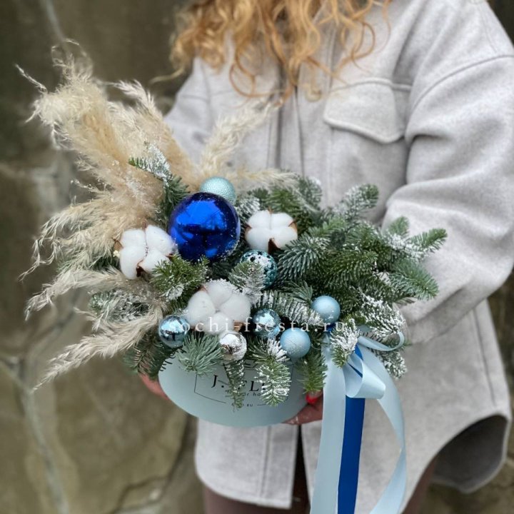 Новогодняя композиция в коробке блю в Хабаровске