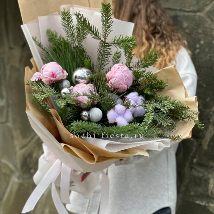 Новогодний букет с пионами  в Хабаровске