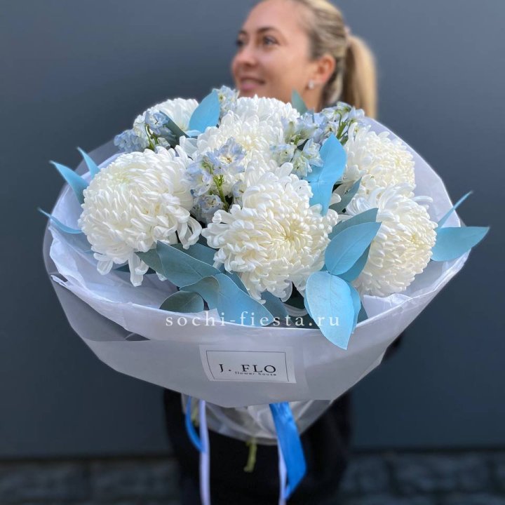 Букет хризантем Бигуди и дельфиниума  в Хабаровске