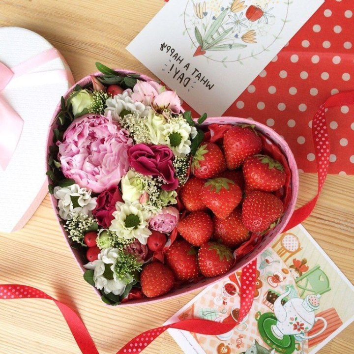 Бокс с клубникой и цветами в Хабаровске