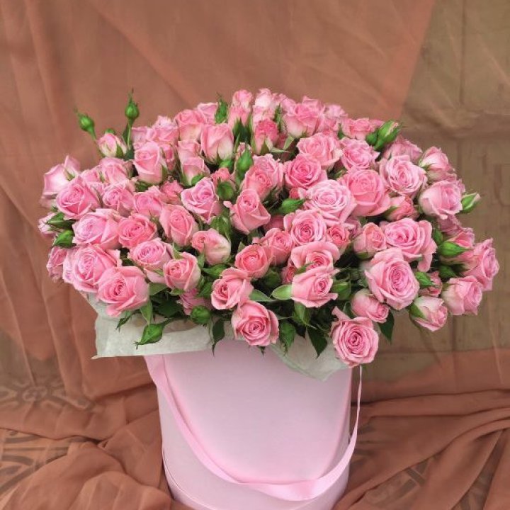 Кустовые розы в коробке в Хабаровске