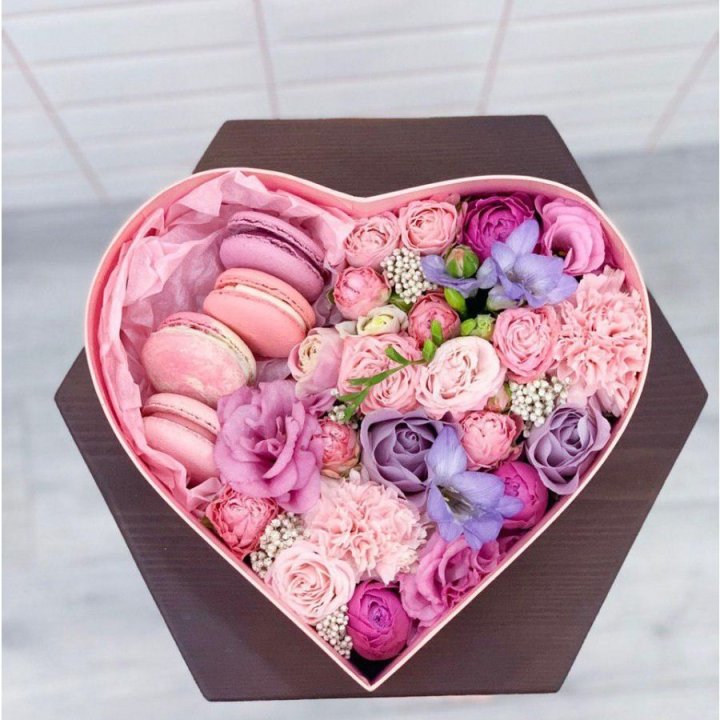 Бокс-сердце с макаронс  в Хабаровске