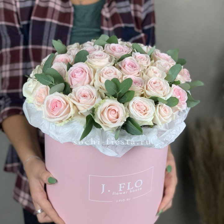 35 розовых роз в цилиндре в Хабаровске