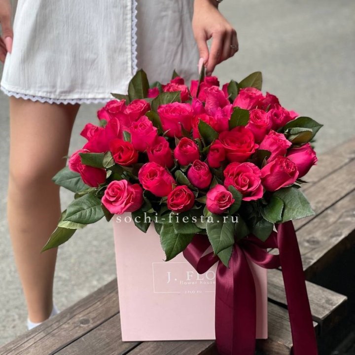 55 алых роз в кубе в Хабаровске