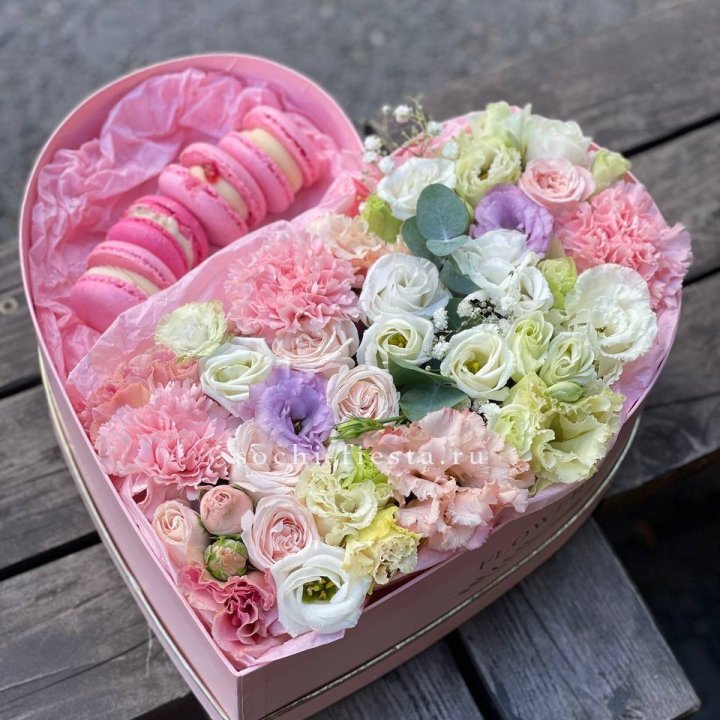 Бокс-сердце с макарон "Пинк" в Хабаровске