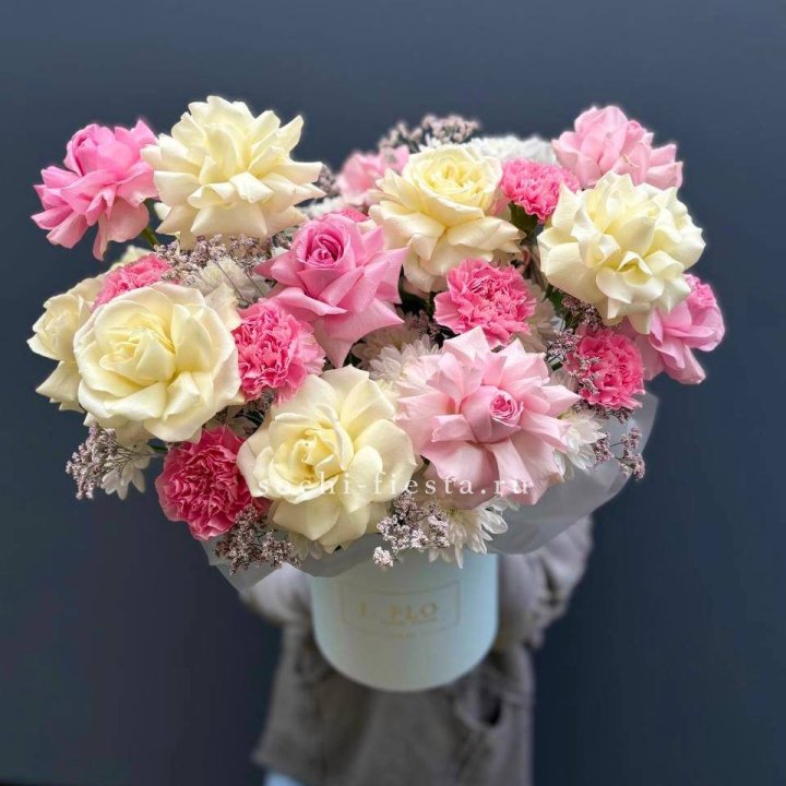 Коробка французских роз и диантусов "Бони" в Хабаровске