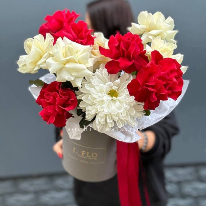 Французские розы с хризантемой в боксе в Хабаровске