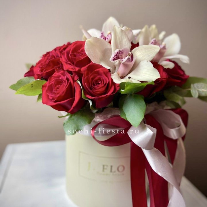 Розы и орхидеи в боксе в Хабаровске