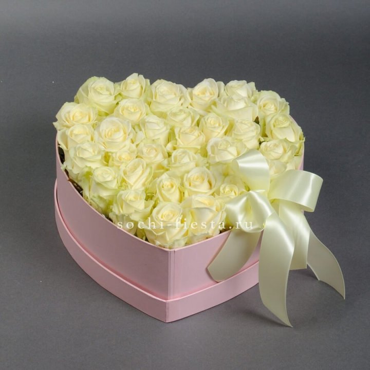 35 белых роз в коробке "Сердце" в Хабаровске