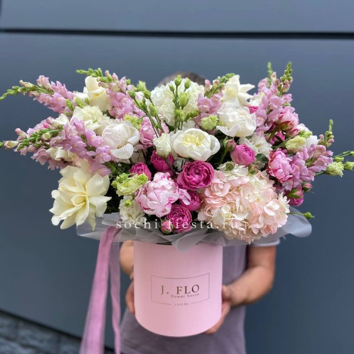 Дизайнерский цилиндр с пионами "Саманта" в Хабаровске