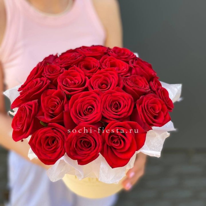 Красные розы в цилиндре в Хабаровске