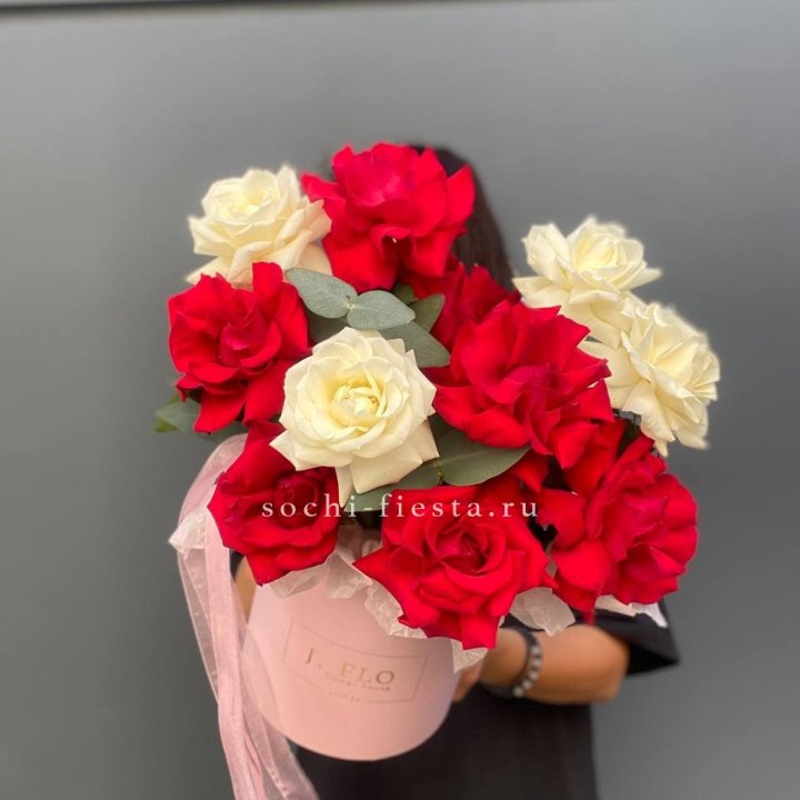 13 Французских роз в боксе в Хабаровске