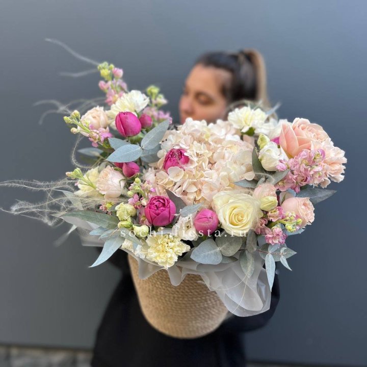 Цветочная композиция в джутовом боксе  в Хабаровске