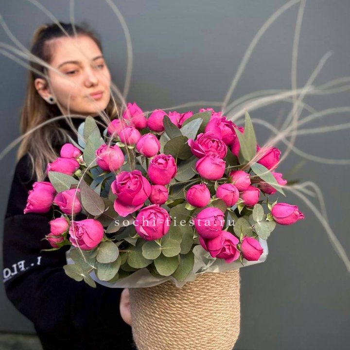 Пионовидные розы Мисти Бабблс в джутовом кашпо в Хабаровске