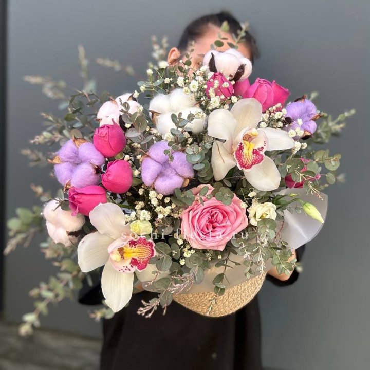 Орхидея и розы в джутовом кашпо в Хабаровске