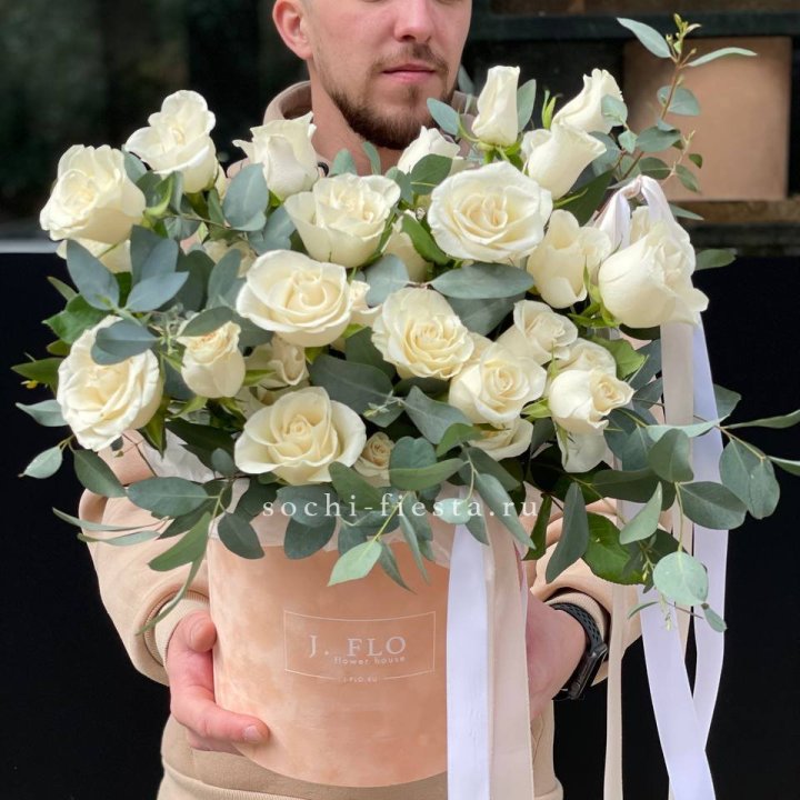 41 белая роз в бархатном боксе в Хабаровске