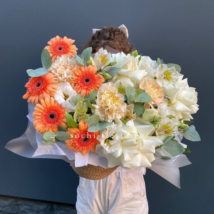 Розы и герберы в джутовом кашпо "Георгино" в Хабаровске