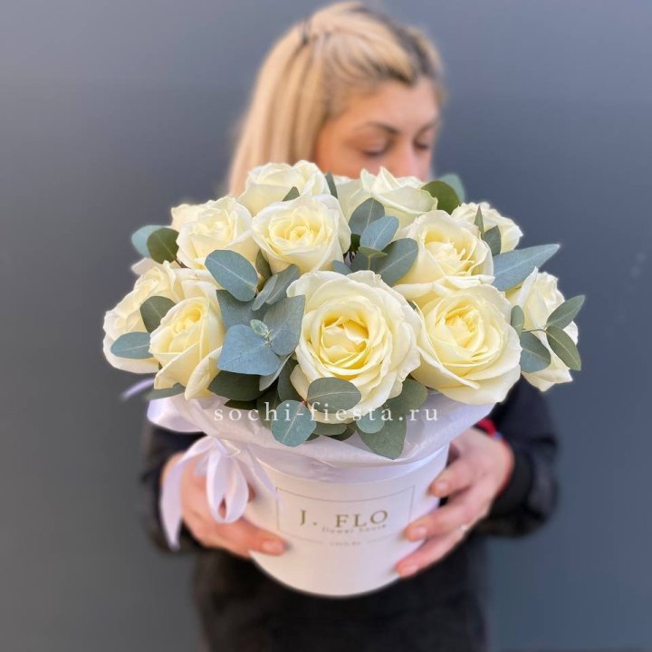 15 белых роз в боксе в Хабаровске