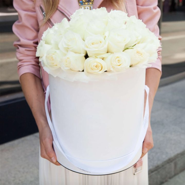 35 белых роз в цилиндре в Хабаровске