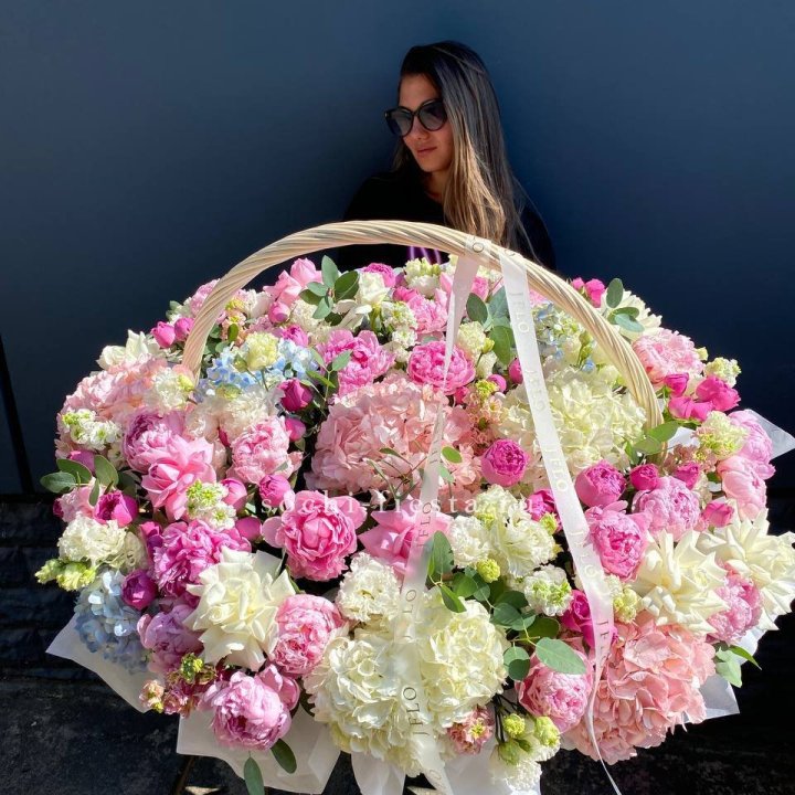 Цветочная корзина из пионов и пионовидных роз "Перфекте" в Хабаровске