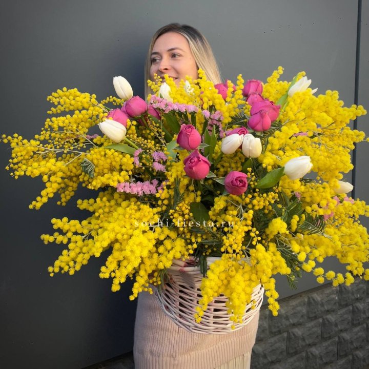 Цветочная корзина с мимозой "Спринг" в Хабаровске