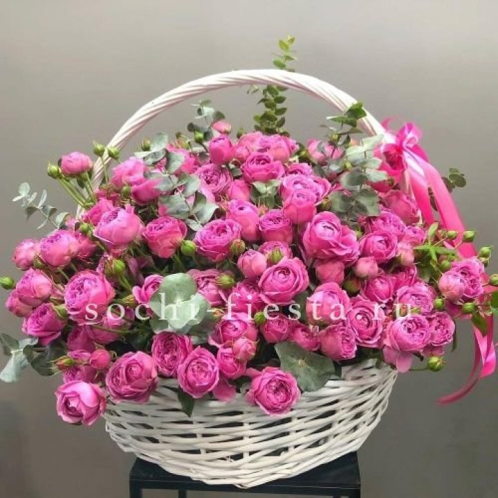 65 пионовидных кустовых роз в корзине в Хабаровске