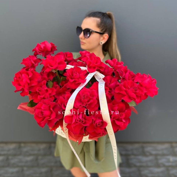 Красные французские розы в корзине в Хабаровске