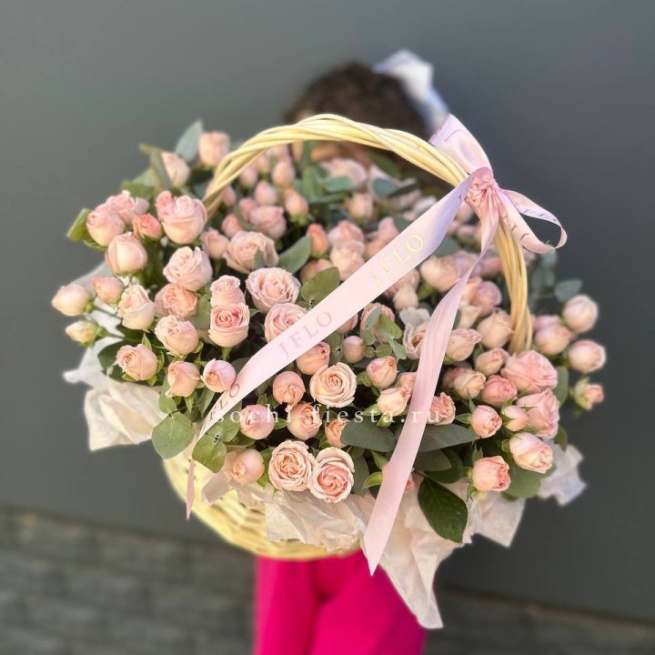 Корзина кустовых пионовидных роз в Хабаровске