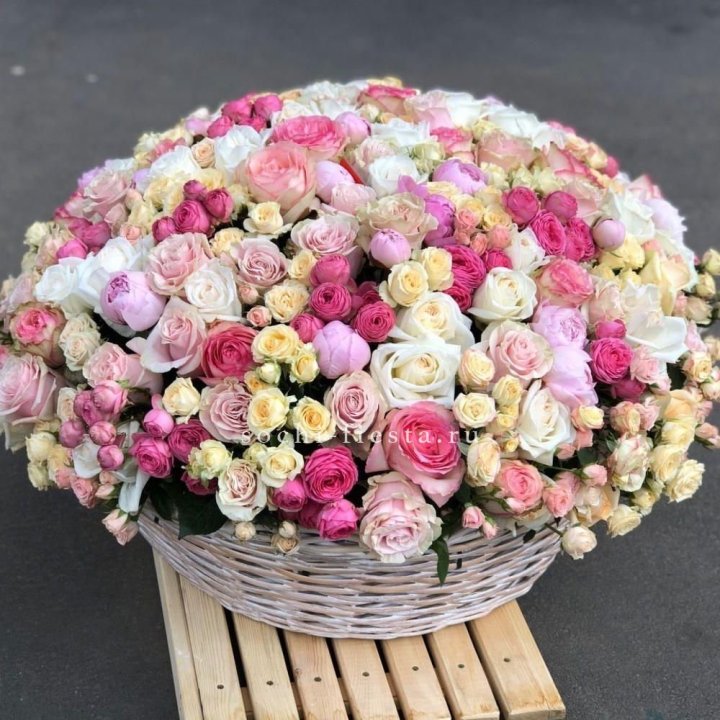 Цветочная корзина из пионов и пионовидных роз "Юниверсити" в Хабаровске
