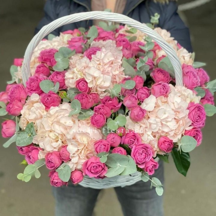 Корзина с гортензией и Мисти Баблс в Хабаровске