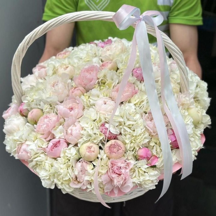 Премиум корзина гортензий и пионов в Хабаровске