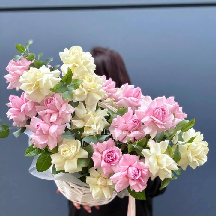 25 Французских роз в корзине в Хабаровске