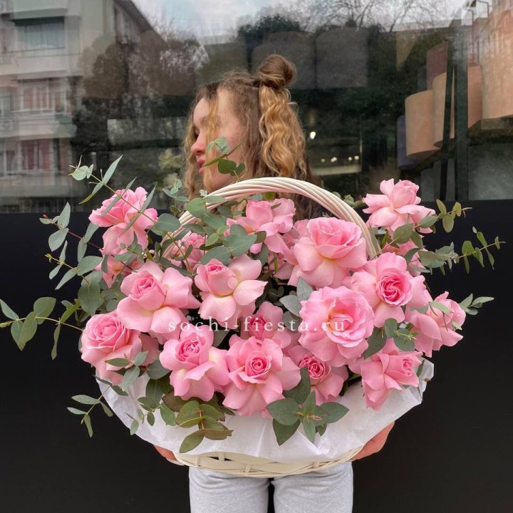 25 роз в цветочной корзине  в Хабаровске