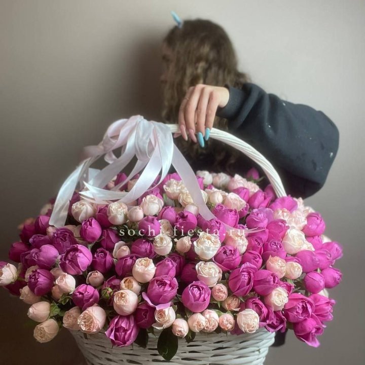 Премиум корзина пионовидных кустовых роз в Хабаровске