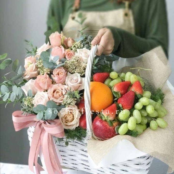 Фруктовая корзина c цветами в Хабаровске
