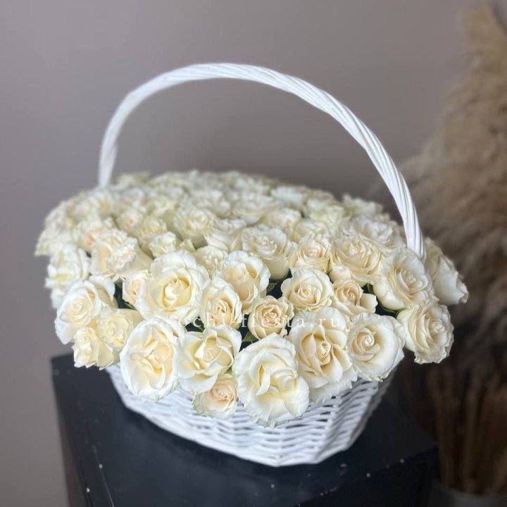 101 белая роза в корзине в Хабаровске
