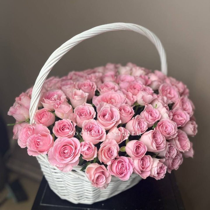 101 розовая роза в корзине в Хабаровске