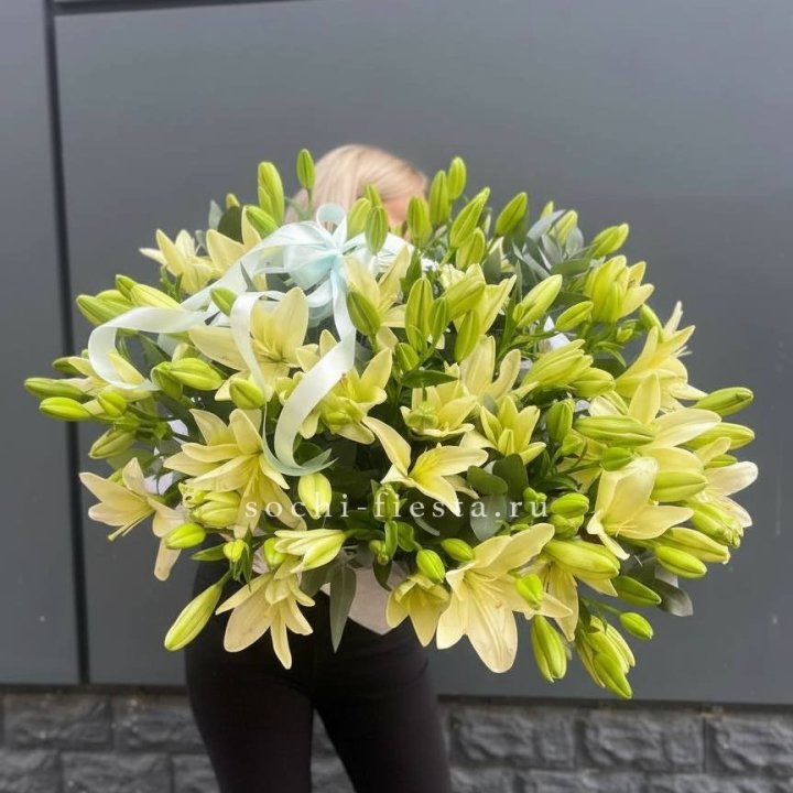 Лилии в корзине в Хабаровске