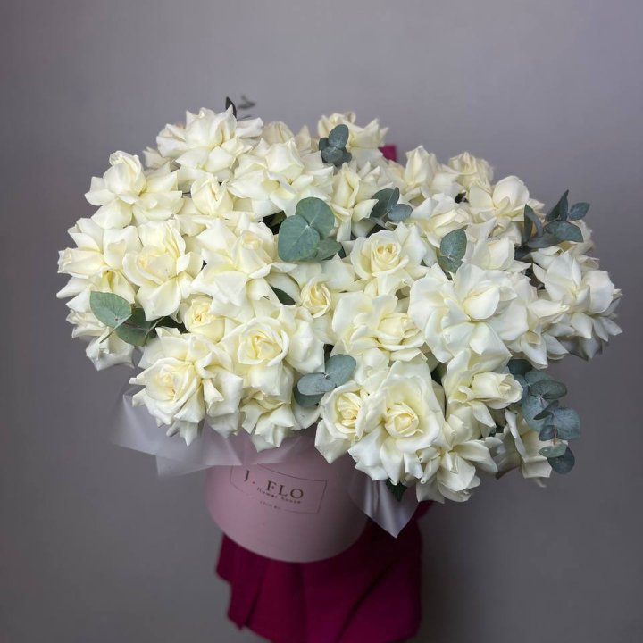 37 белых роз в боксе в Хабаровске