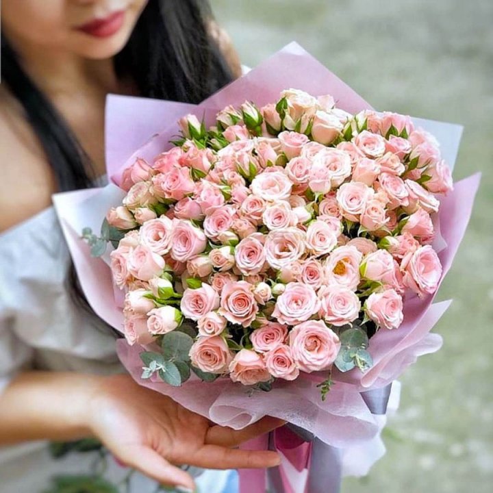 Кустовые розы с эвкалиптом в Хабаровске