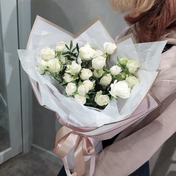 Белоснежные кустовые розы в Хабаровске