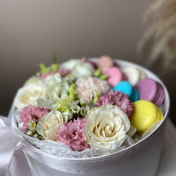 Цветы в цилиндре с макаронс "Прованс" в Хабаровске