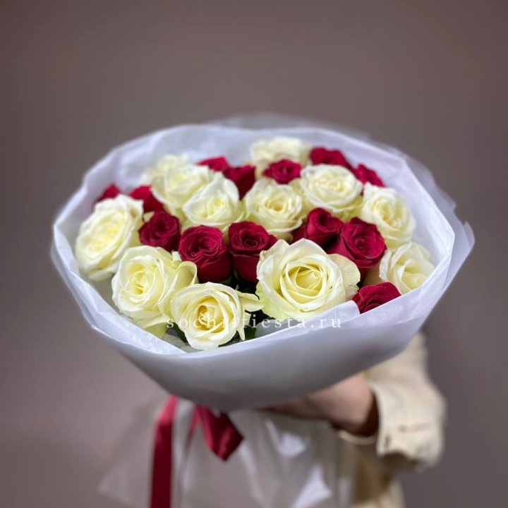Букет их красных и белых 25 роз в Хабаровске