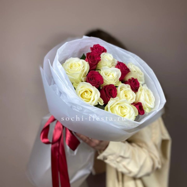 Букет из красных белых 15 роз в Хабаровске