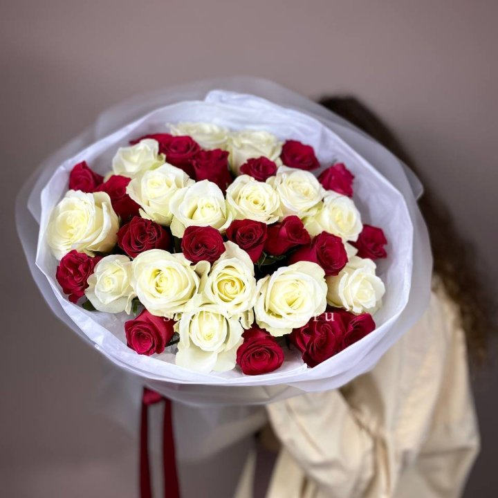 Букет из красных белых 35 роз в Хабаровске