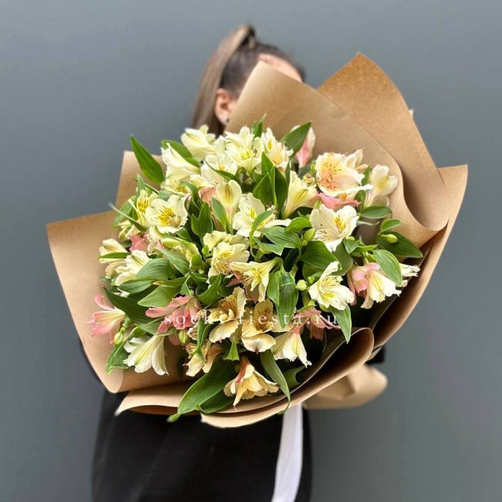 Букет альстромерий в крафте в Хабаровске